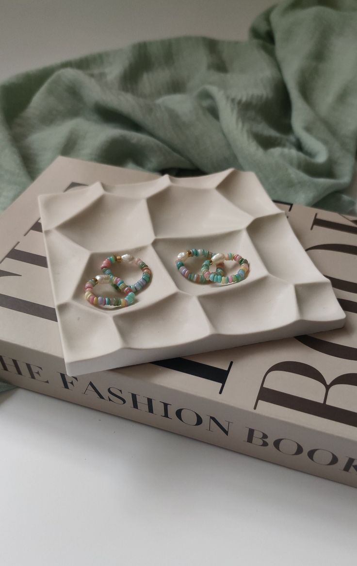 صينية مجوهرات مربعة