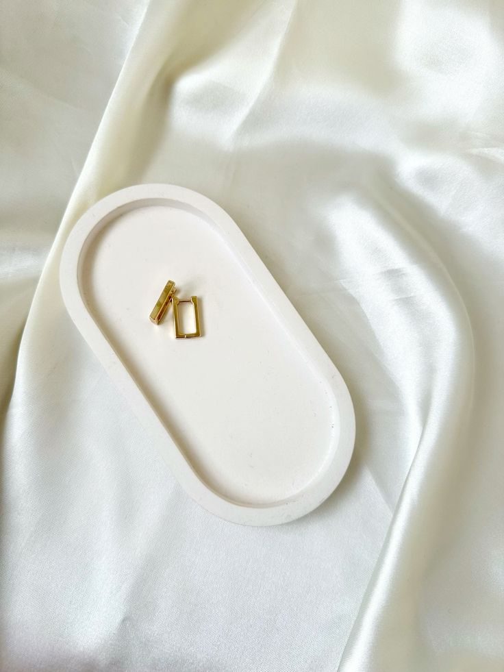 صينية بيضاوية صغيرة