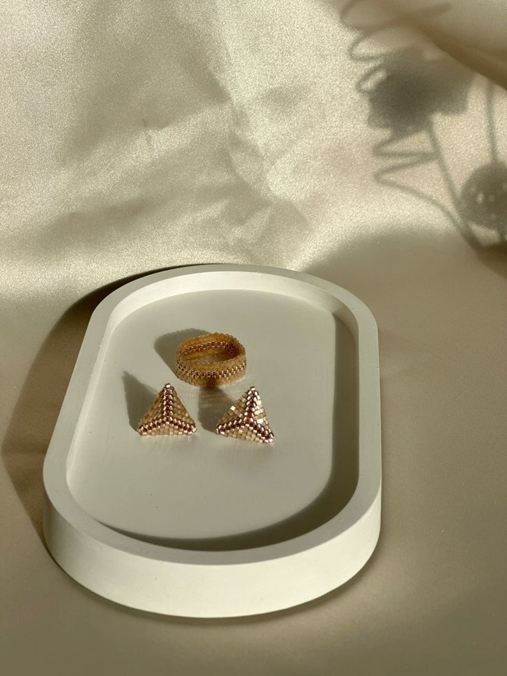 صينية بيضاوية صغيرة