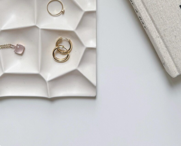 صينية مجوهرات مربعة