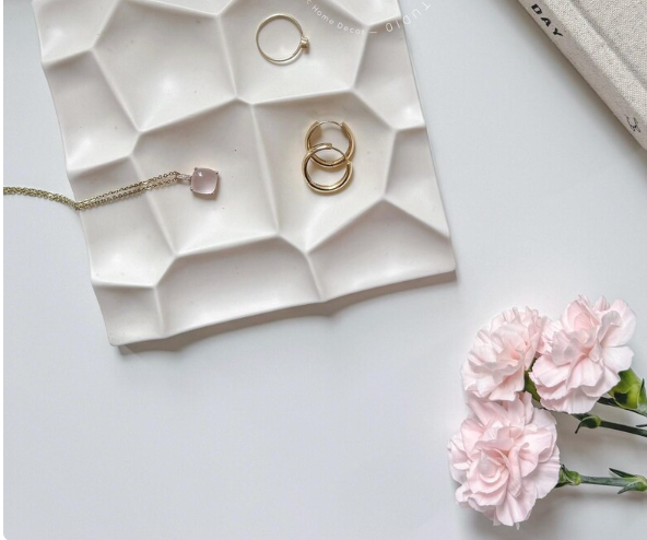 صينية مجوهرات مربعة