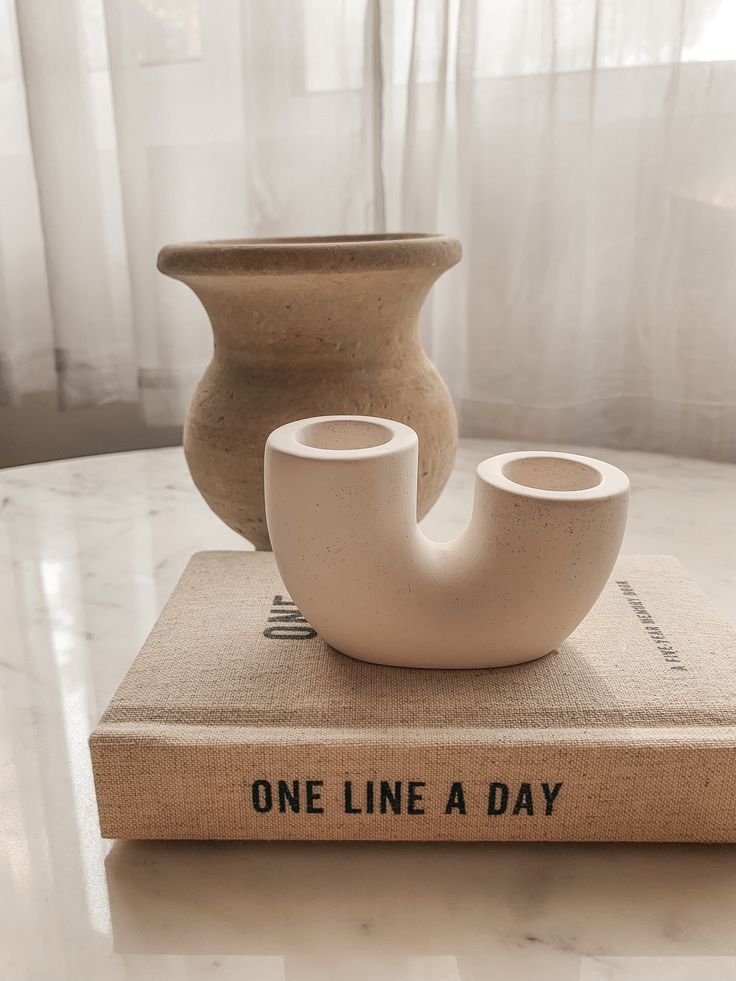 حامل شموع على شكل حرف U